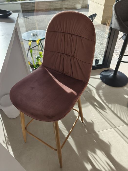 Продавам бар стол 2 бр