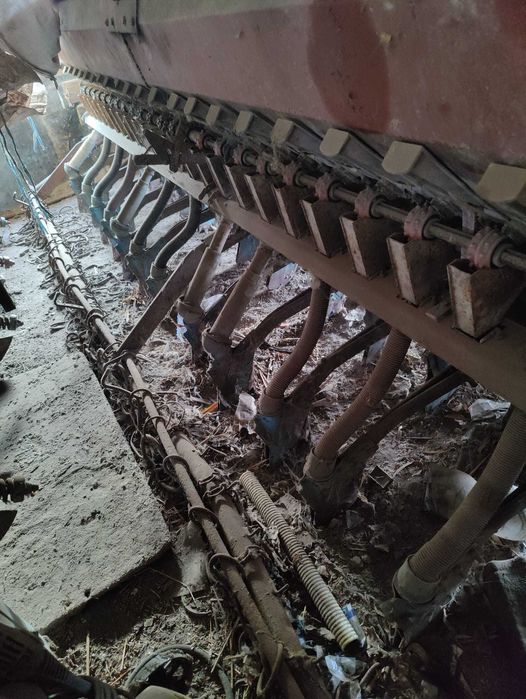 vand 2 semanatori si 1 utilaj de ierbicidat