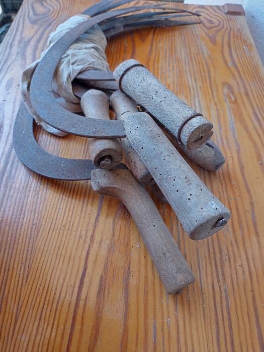 Сърп с дървена дръжка и острие