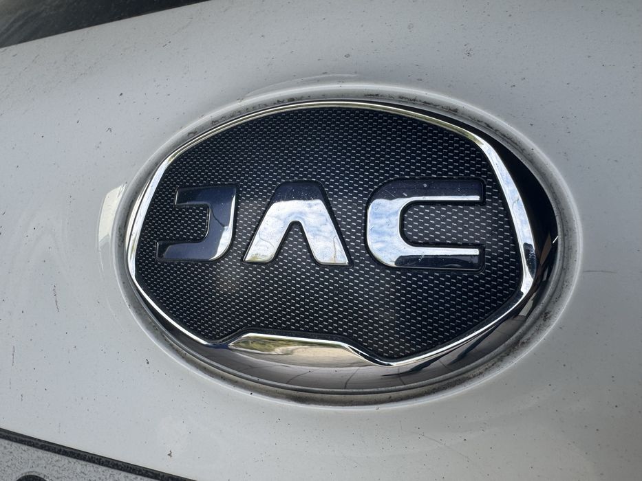 эмблема с надписью JAC          JAC S5              Костанай