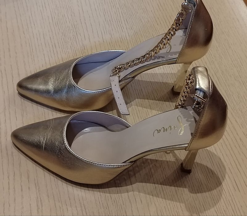 Оригинални обувки faina в злато на ток с каишка на глезена  38 номер