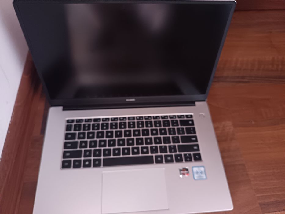 Huawei MateBook D 15 BOHK-WAX9X
cu AMD Ryzen 7 3700U, 8 GB RAM și graf