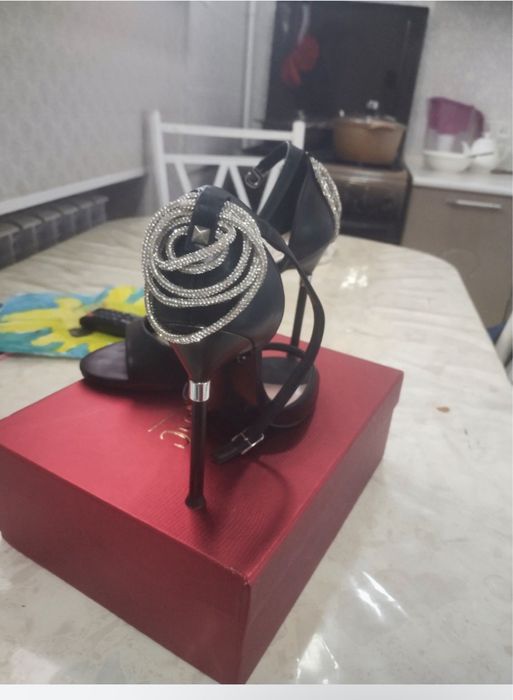 Продам босоножки на шпильке
