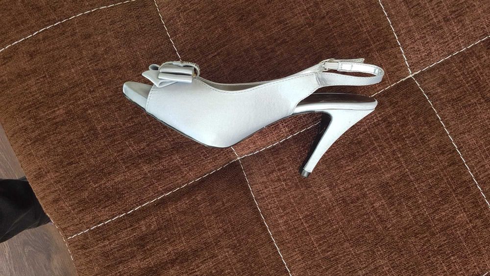 Нови! Елегантни сребристи обувки с панделка. Размер 37