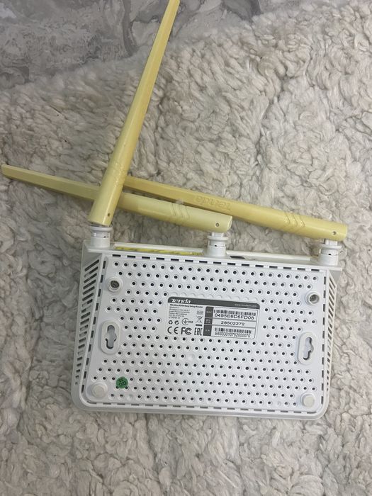 Router tenda fara alimentator dar functional