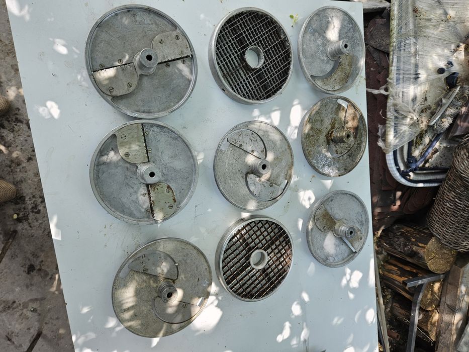 Зеленчукорезачки професионални Трифазни Втора Употреба със 9бр. Ножове