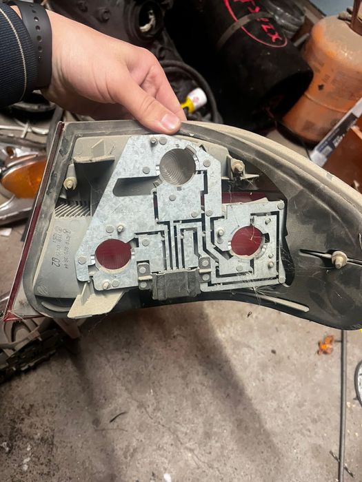 Задние фонари 210, стопы 210