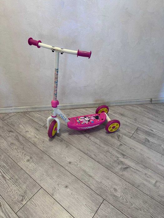 Trotinetă roz pentru fetiță