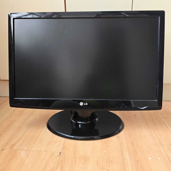 Монитор LG в хорошем состоянии