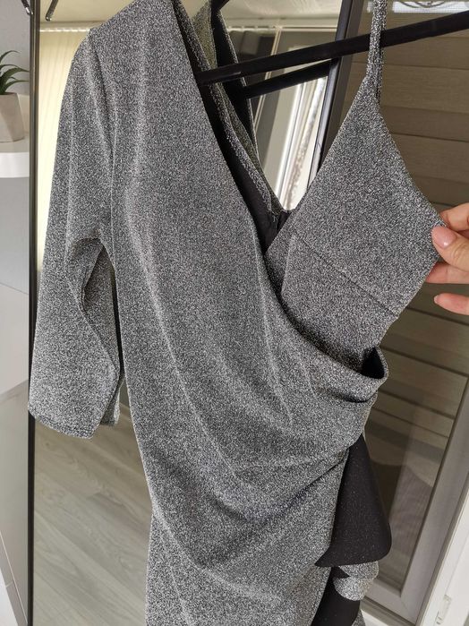 Елегантна рокля с един ръкав