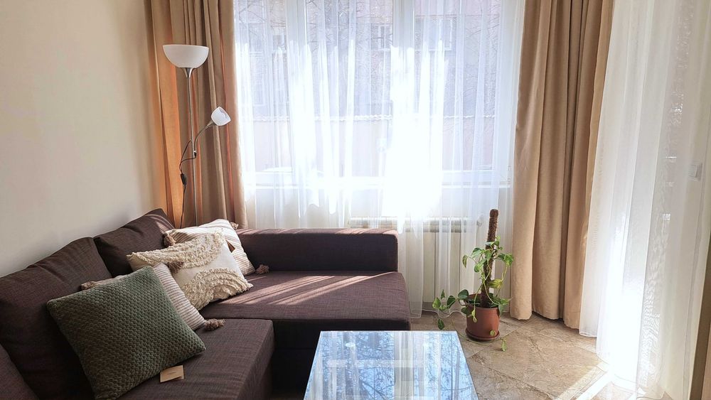 Стилен и светъл апартамент в центъра в непосредствена близост до СМГ