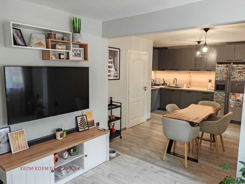 Продава се Тристаен апартамент в Русе, Център - 108 кв.м за 850 €/кв.м - Снимка #2