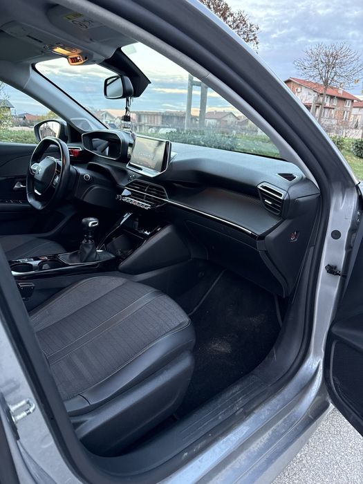 Продавам Peugeot 208