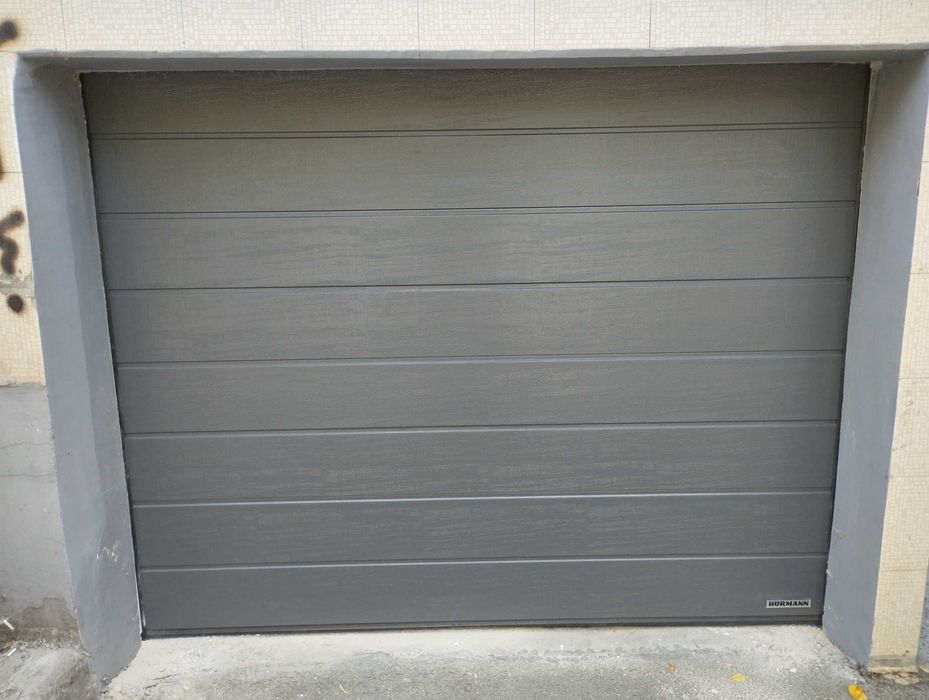 Немски гаражни секционни врати Хьорман с размер 3000х2125