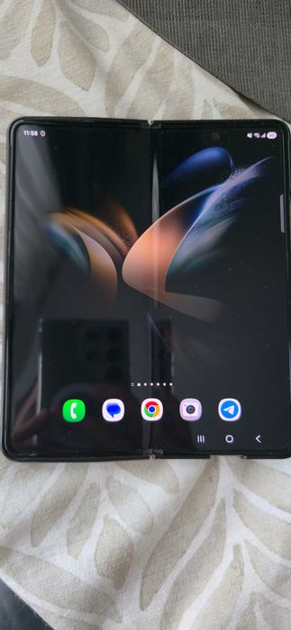 Vând un Samsung Galaxy Fold 4 verde cu 512 GB spațiu de stocare.