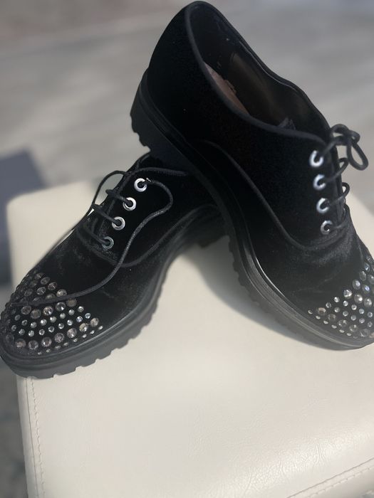Pantofi cu petricele