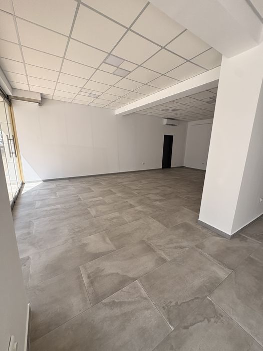 Inchiriez spatiul comercial de 130 de metrii+30 de metrii terasa in față. Acesta e situat langa White Tower, strada Lotus numarul 5, lotul 1 Constanta
