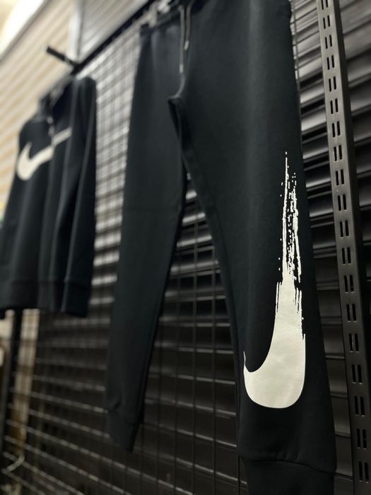 Trening Barbati Nike Swoosh Negru & Alb!