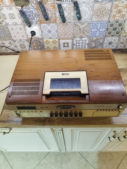 Продавам видеорекордер Sanyo Betamax