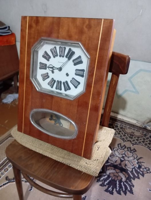 Часы настенные рабочие.