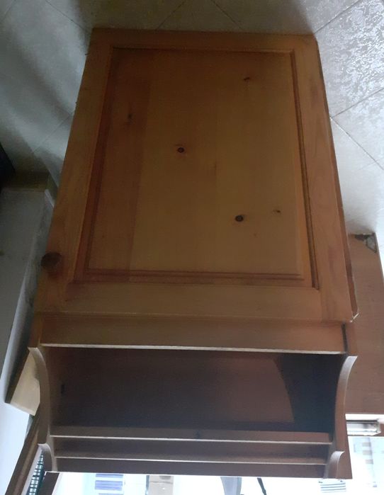 Кухненски шкафове от дърво масив и маса със столове запазени