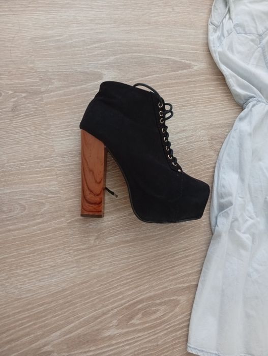 Продавам рокля с боти