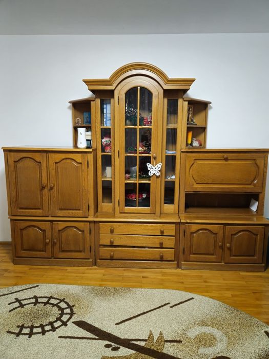 Vand mobila din lemn masiv in stare foarte bună