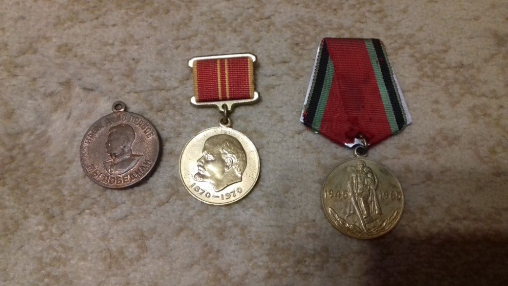 Znachki SSSR i 2 medali