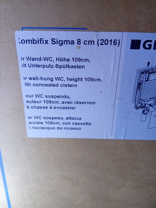 Bideu și wc atașate pe perete