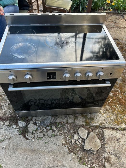 Готварска печка с керамични котлони и голяма фурна