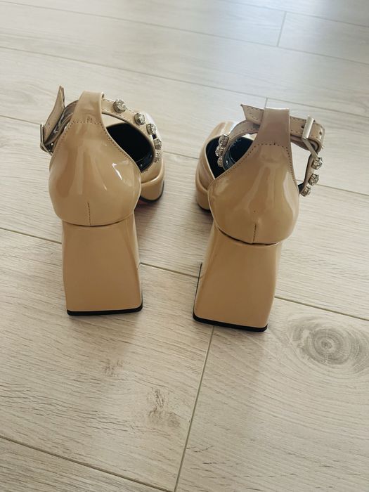 Sandale cu toc patrat si pietre