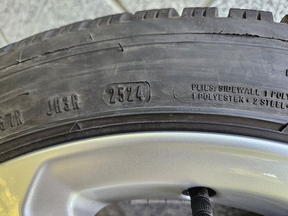 Перфектни зимни гуми DUNLOP WINTER SPORT 5 - 225/45 R17, DOT 2524, грайфер 8,5-9мм с оригинални 17" лети джанти за Ауди А3 Audi