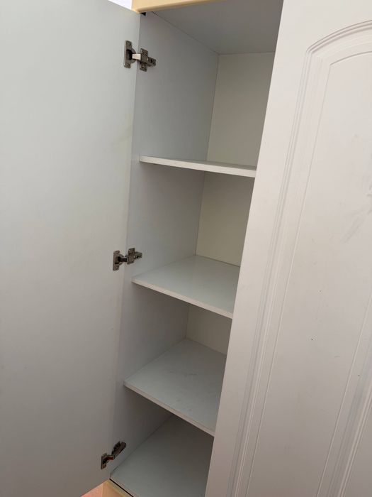 Detskiy shkaf va dars qiladigan stol stul sotiladi