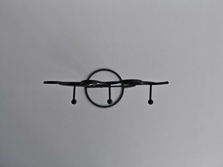 Модерна поставка за бижута в минималистичен стил - метална фигура