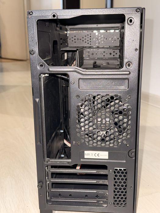 Компютърна кутия mATX с прозрачен страничен панел и RGB преден панел