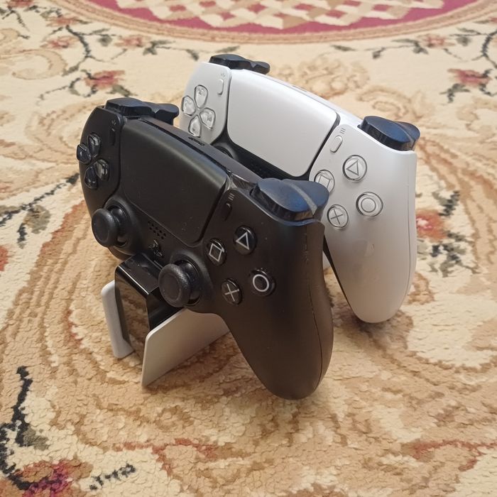 PlayStation 5 и два контроллера