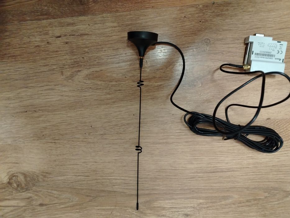 Modem GSM/GPRS echipat cu un conector serial RS232 și o antenă externă