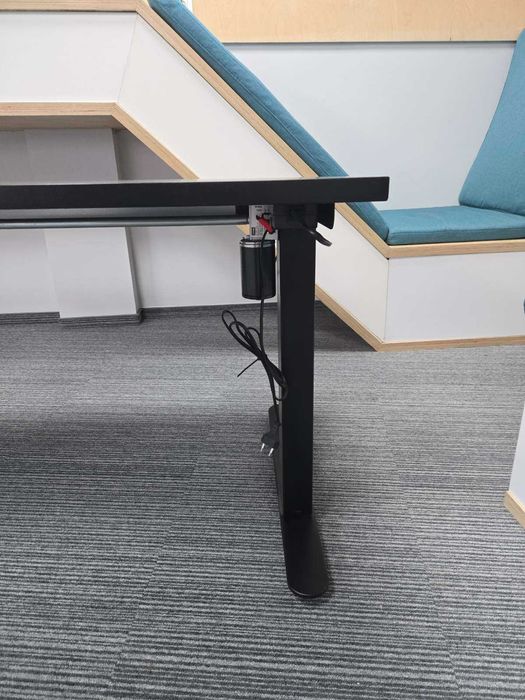 2 бр. електрически регулируеми бюра 160×80 см (68–118 см)