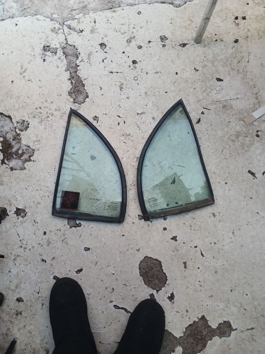 Форточка Тоета Карина Е седан