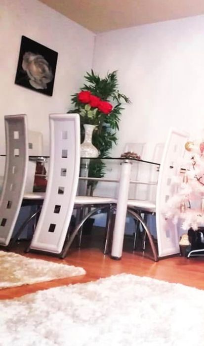 Masa de cristal cu scaune de piele albe