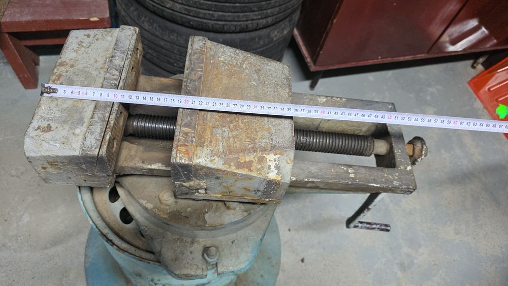 Продаются фрезерные тиски