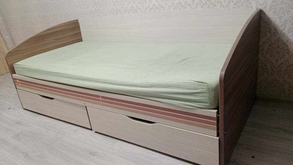 Продам ученический стол, кровать