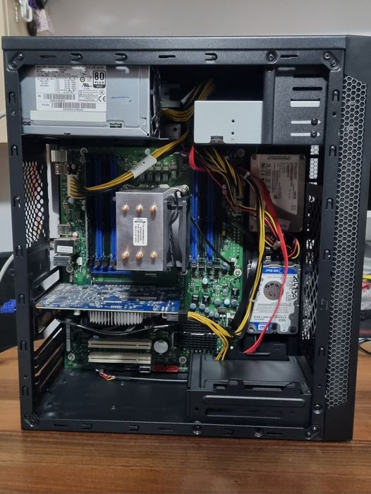 Unitate Server Worksta Intel Xeon 10 Core, 16GB RAM, GT740, SSD 160GB
