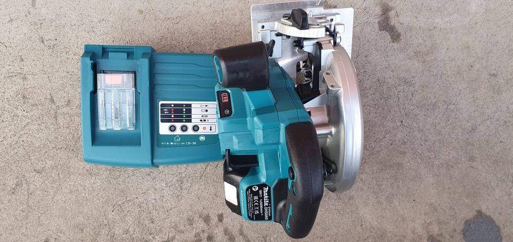 Fierăstrău circular cu acumulator Makita.
