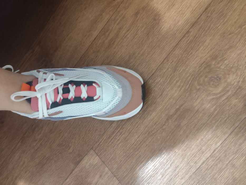 Продам новые кроссовки