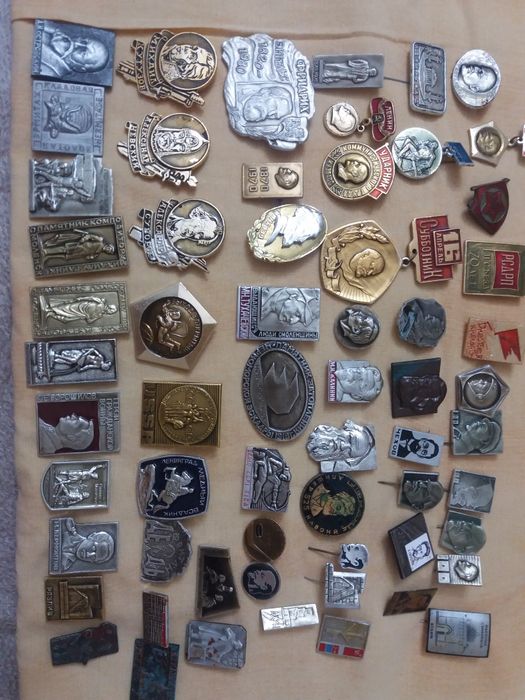 значки разные,  спортивные подвеска футбол, для коллекции