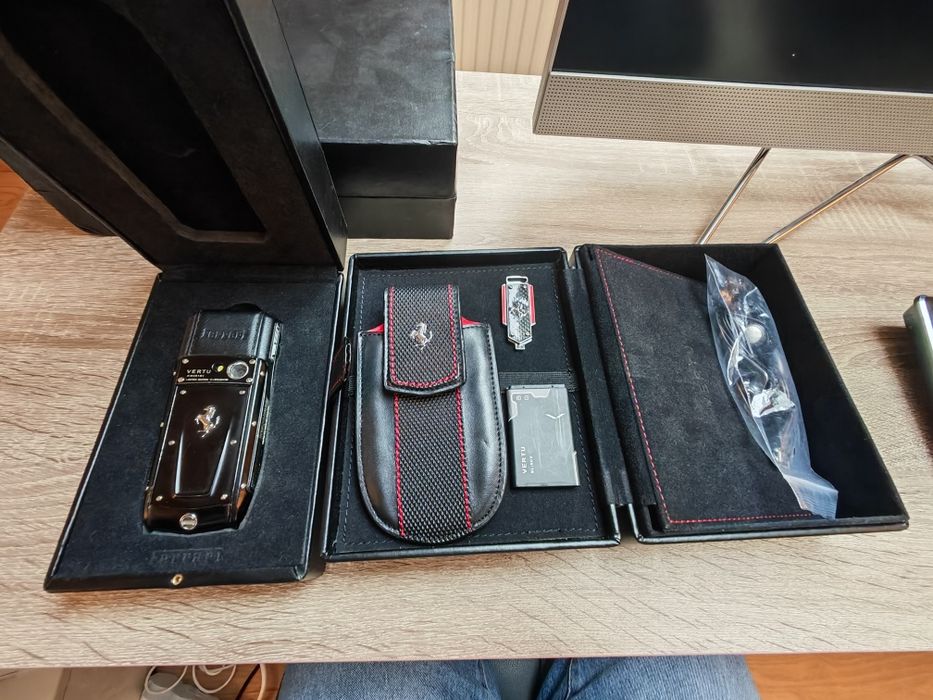 Vertu Ascend Editie limitata ferrari