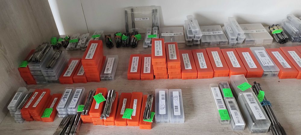 Метчики комплектные и плашки