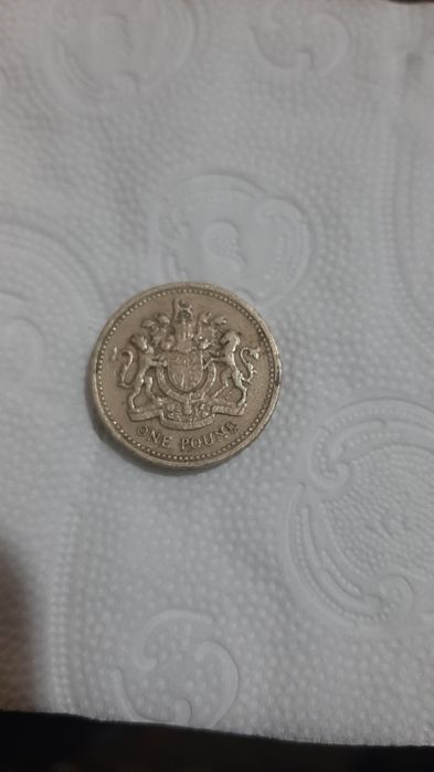 One pound монета