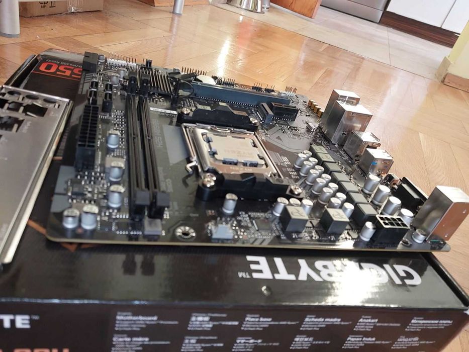 AMD Ryzen 5 7600 + Gigabyte B650M S2H